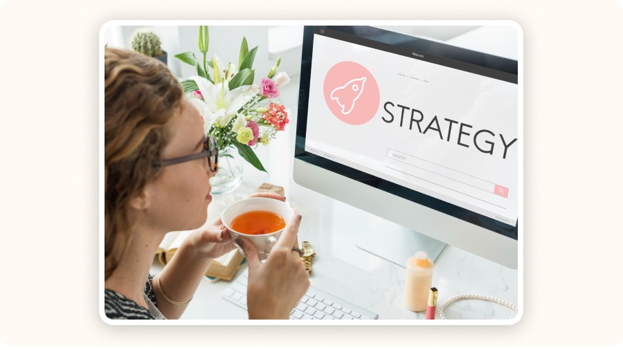 Femme regardant écran ordinateur affichant stratégie marketing en ligne.&nbsp;