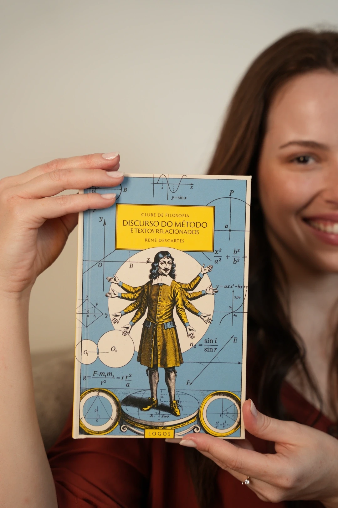 Leitora com Discurso do Método, de Descartes