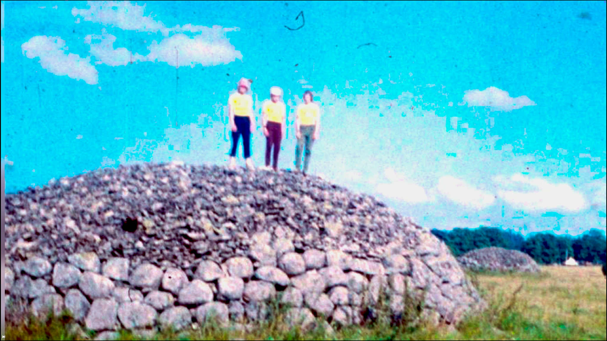 Kolm inimest seisavad kivikünka otsas