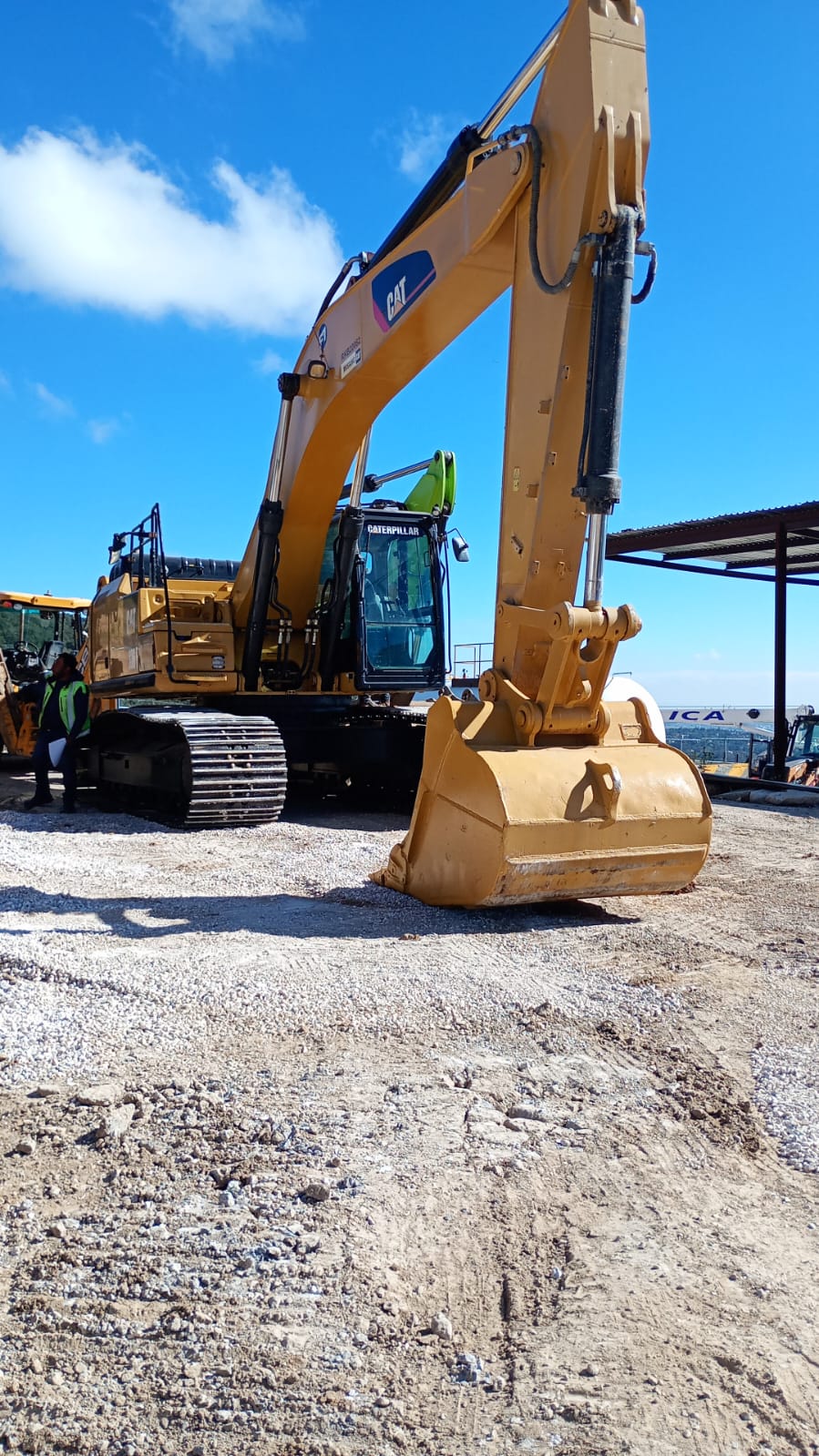 Excavadora Caterpillar para renta en proyectos de construcción y excavación de terreno