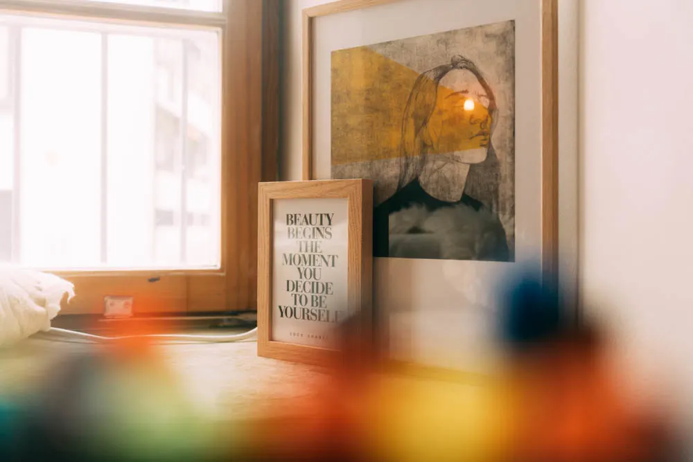 Motivationsspruch im Holzrahmen auf Fensterbank – stilvolle Wanddekoration in einem kreativen Workspace.
