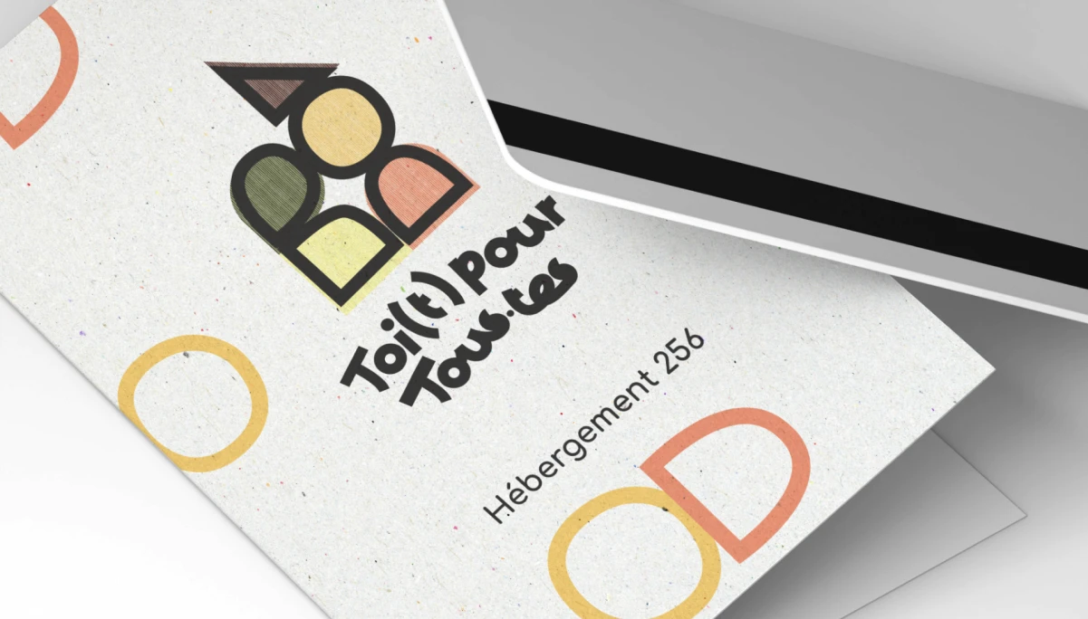 Mockup d'une carte d'accès et papeterie pour le lieu solidaire Toi(t) pour tous.tes. Identité visuelle éco-conçue sur papier recyclé, réalisée par la graphiste Tartelette Concept.