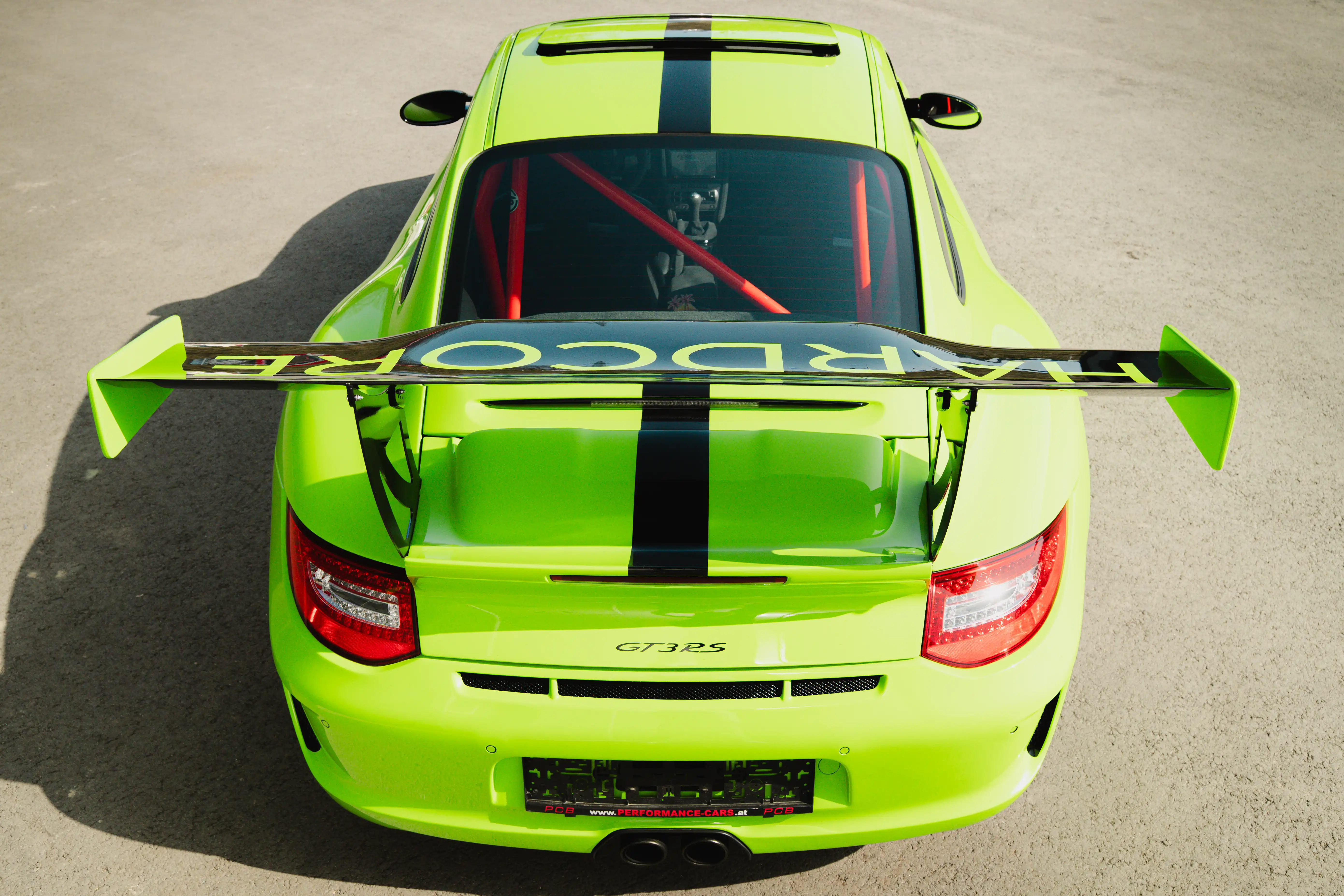 Heckspoiler eines Porsche GT3 RS vollfoliert in Signalgrün mit schwarzem Schriftzug