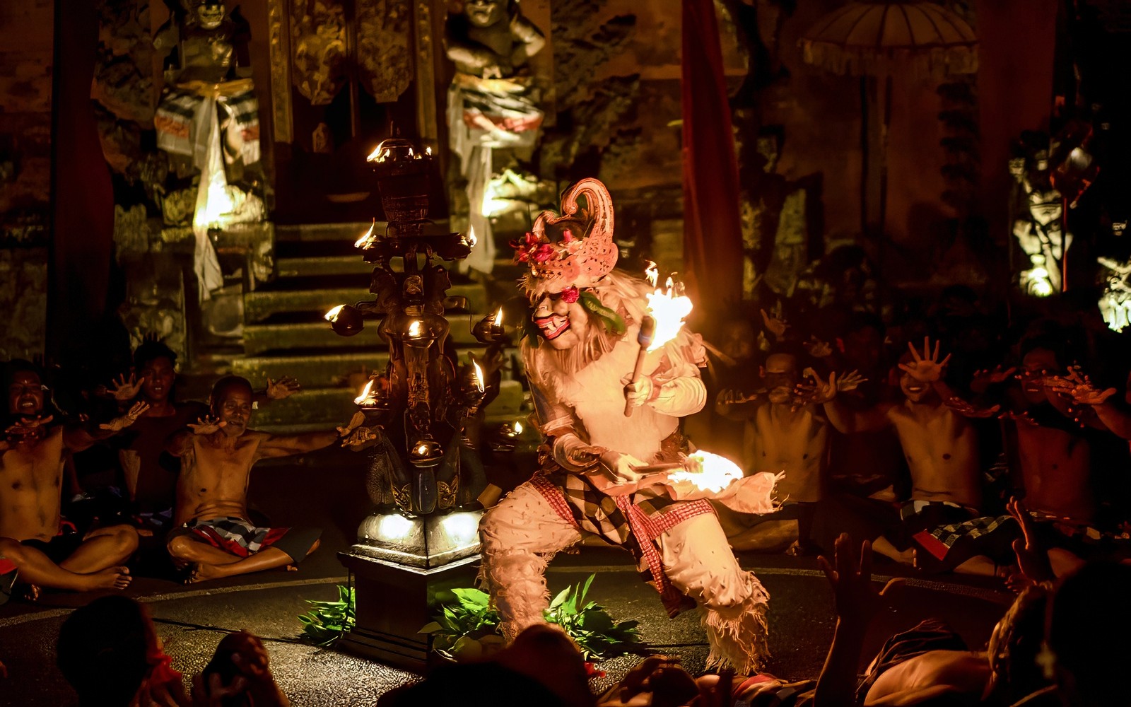 Penari Kecak berpakaian sebagai Hanuman tampil di Istana Peliatan Ubud