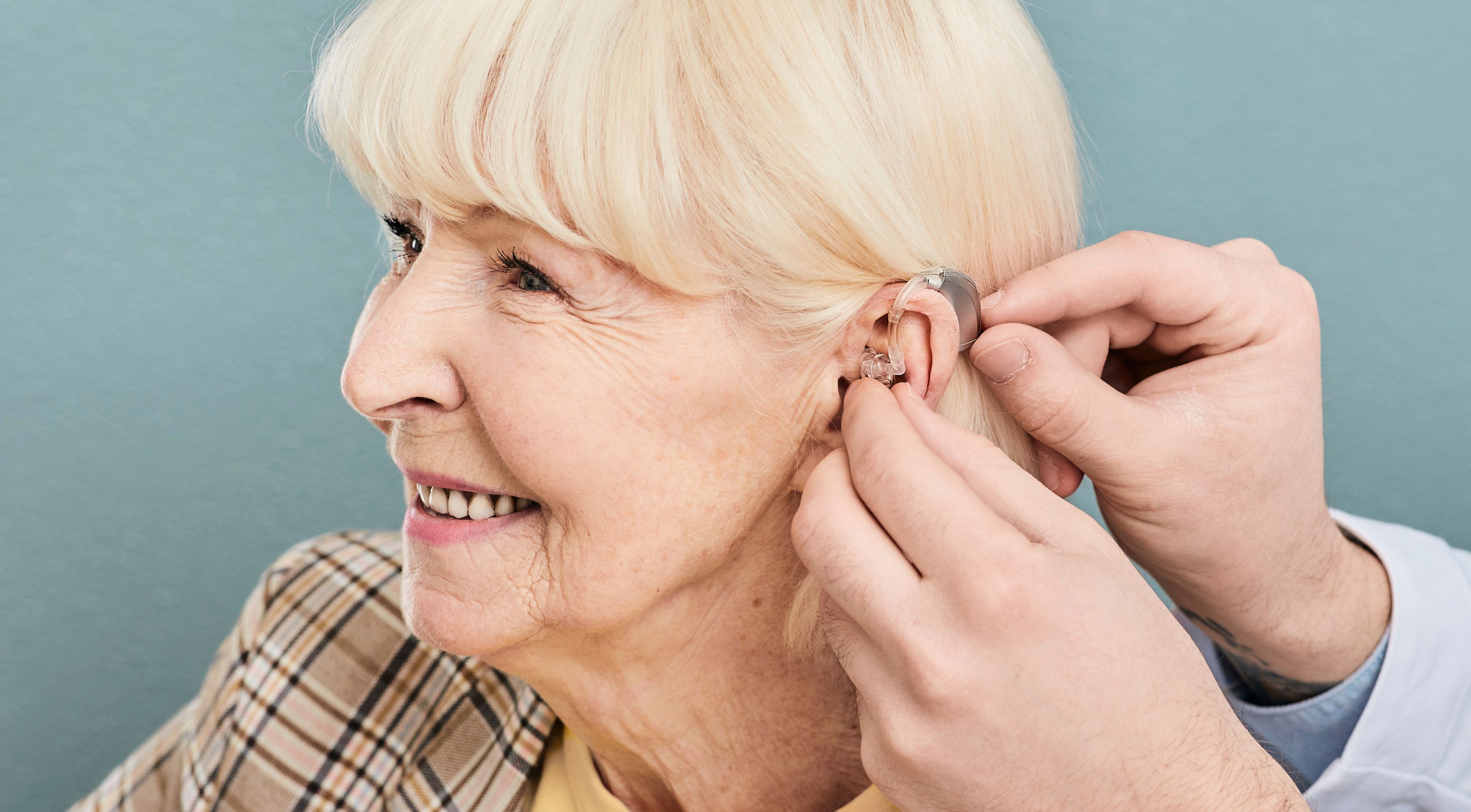 Fran, jefe de proyectos, colocándose un audífono con gesto serio y profesional