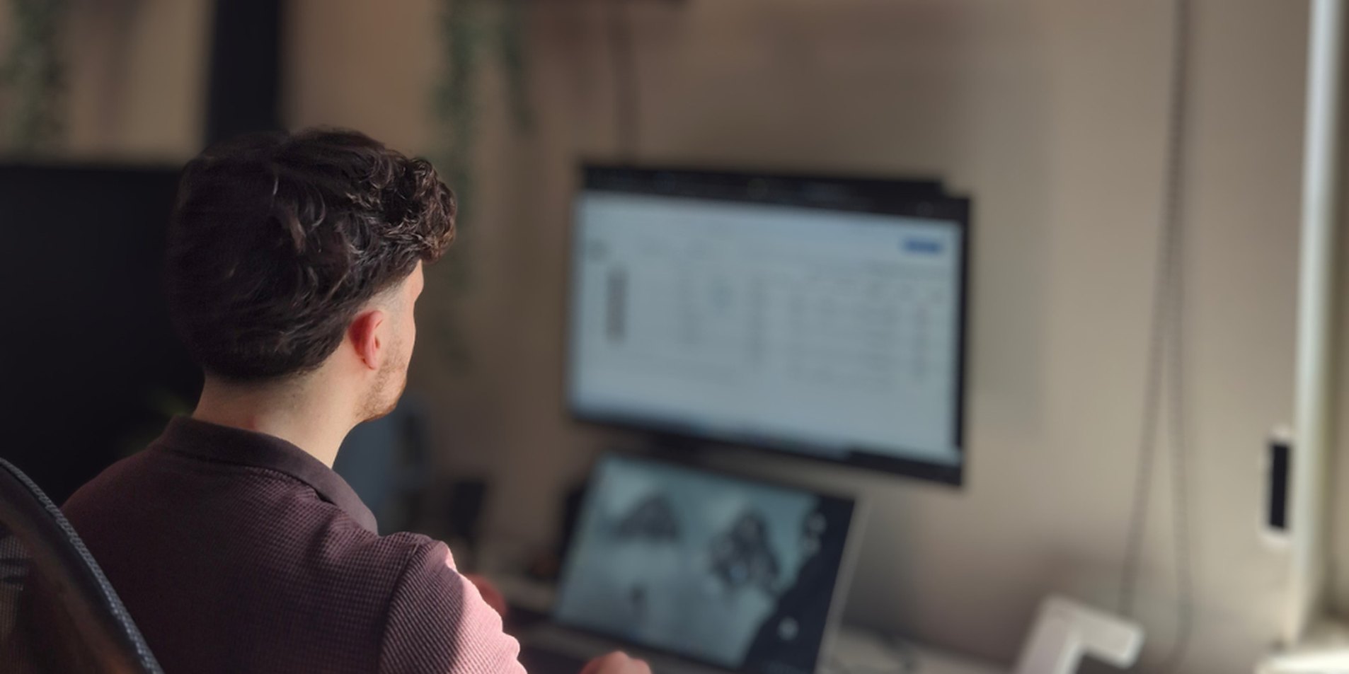 Winter Vanoppen werkt aan een marketingdashboard op zijn laptop