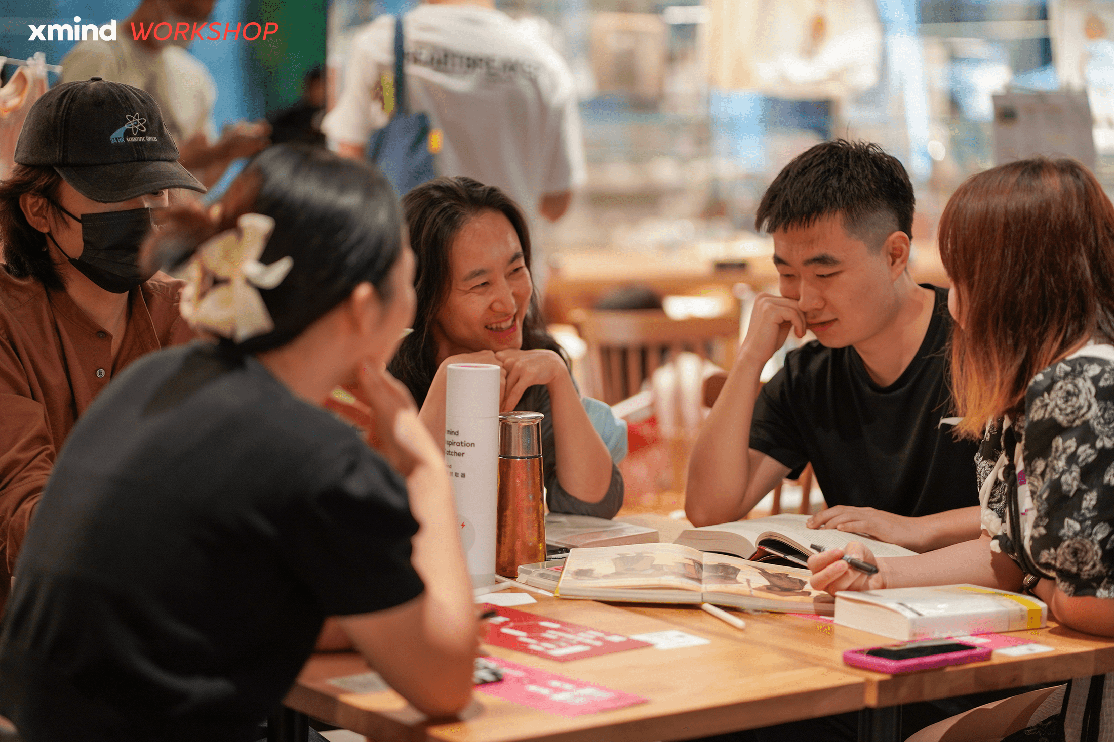 参与者讨论和创作