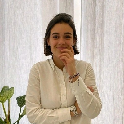 Portrait de Maurine avec une chemise blanche.