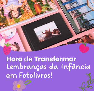 Fotolivro capa dura com fotos de pai e filhos sobre mesa de madeira, com promoção a partir de quarenta e sete reais e noventa centavos e frete grátis