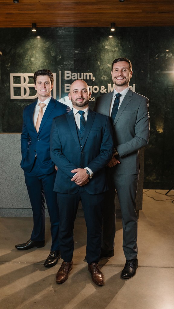 Advogados da BBM Advocacia em ambiente corporativo no escritório da empresa.