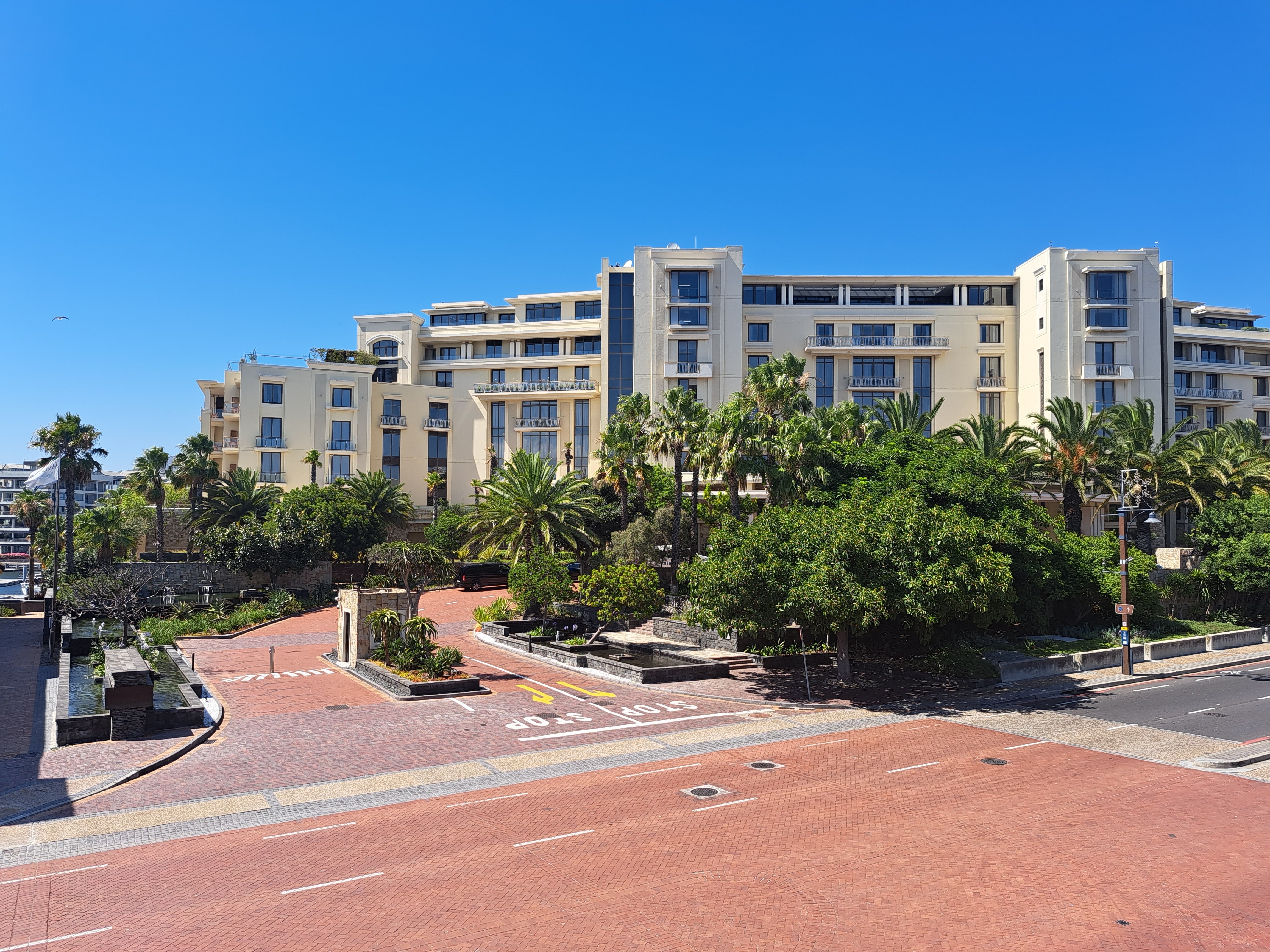 One&Only Cape Town — Cape Town, South Africa. Photo credit: One&Only Cape Town by Axxter99, CC BY-SA 4.0 (https://creativecommons.org/licenses/by-sa/4.0); source: https://commons.wikimedia.org/wiki/File:One%26Only_Cape_Town.jpg