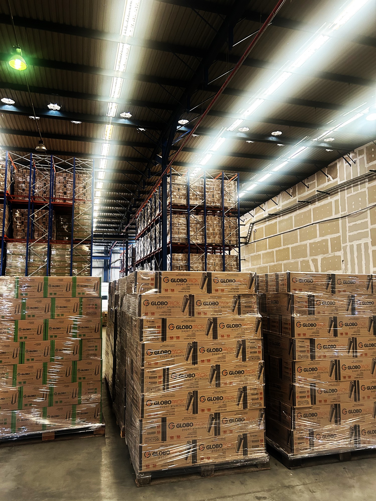 Centro de distribuição de papel-alumínio GLOBO PACK. Depósito logístico com estoque de embalagens para alimentos, pronto para atacado e revenda. Fornecimento eficiente para empresas e supermercados.