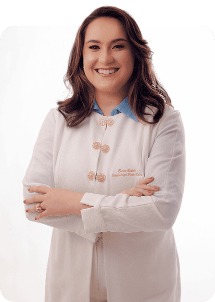 doutura mariana sorrindo com braços cruzados