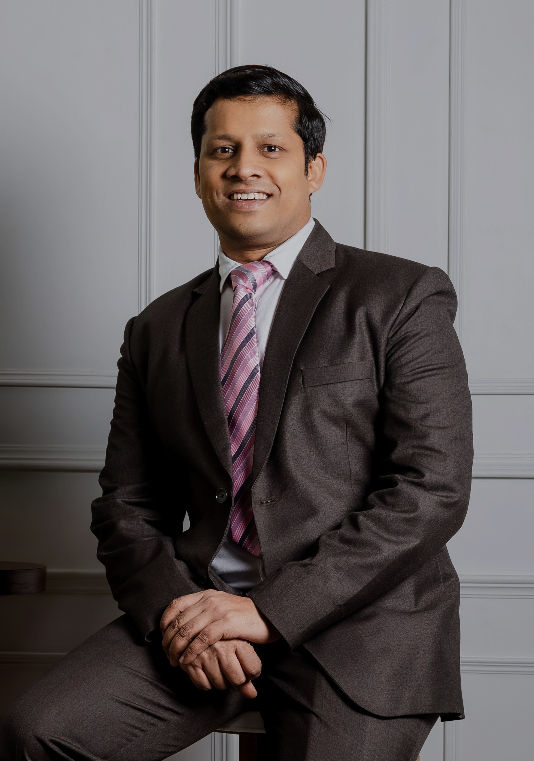 man wearing black notched lapel suit jacket in focus photography