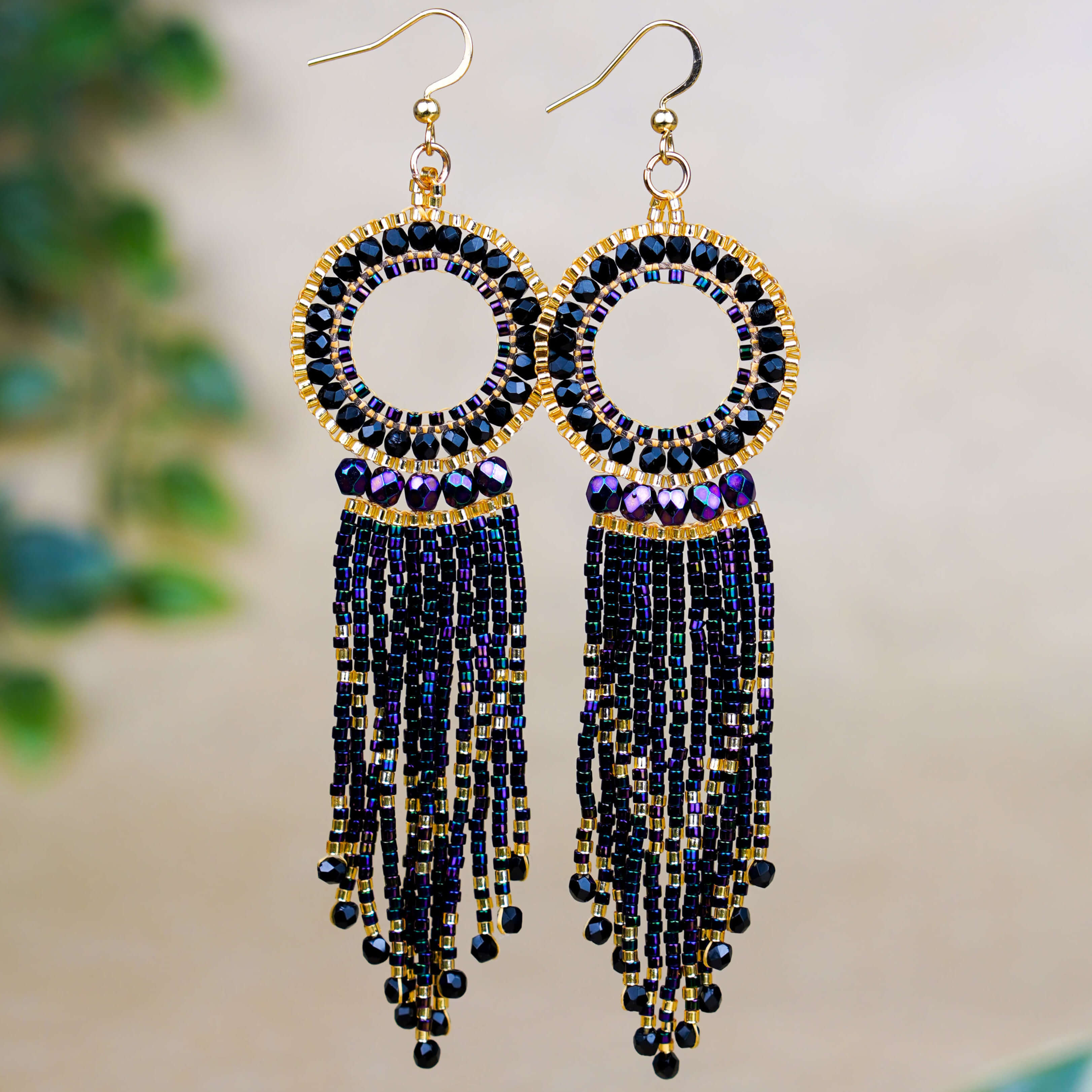 Długie kolczyki na bazie z koła, lejące się, ciemne fioletowe czarne ręcznie szyte
