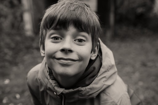 Dětské focení - usmívající se chlapec na zahradě