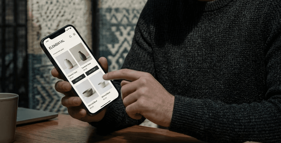 persona sosteniendo un telefono
