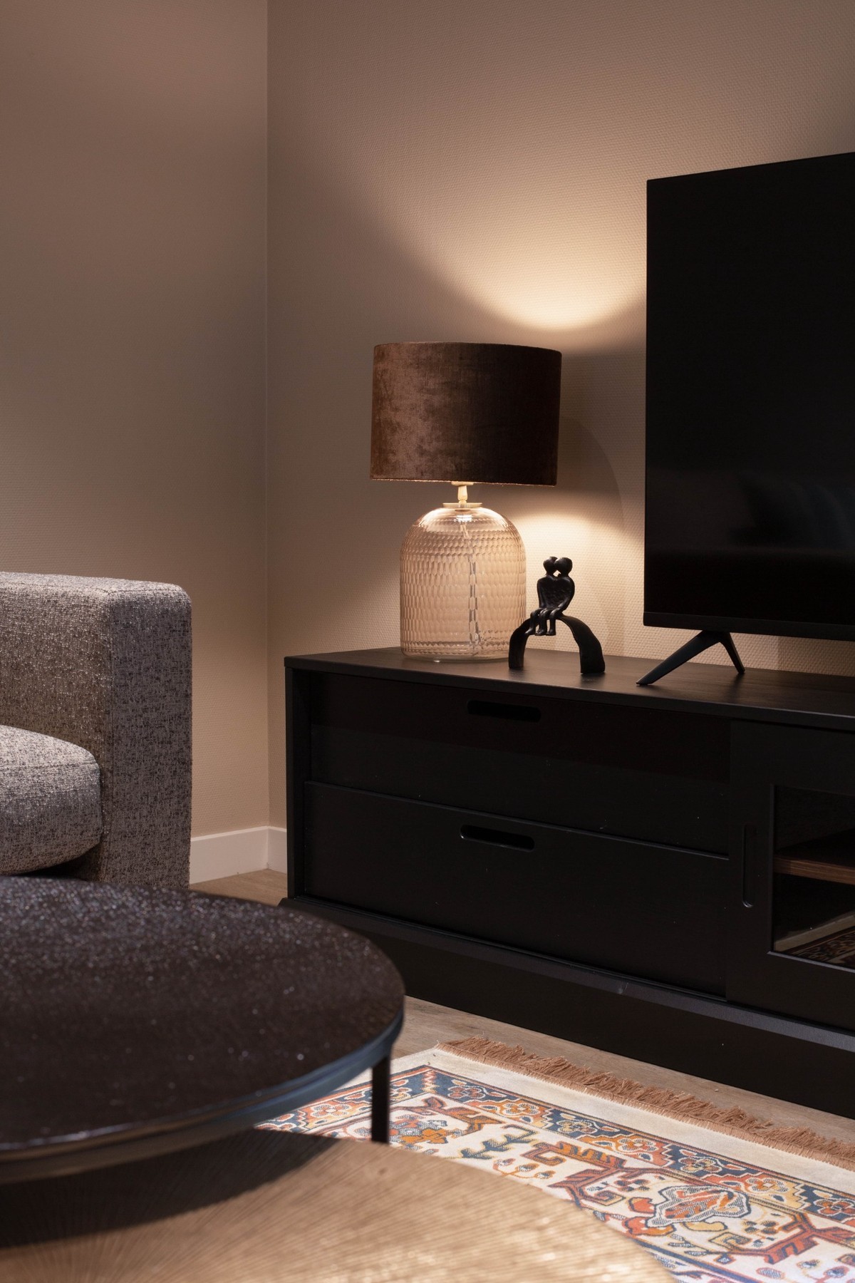 tvhoek zwarte kast met ronde tafels 