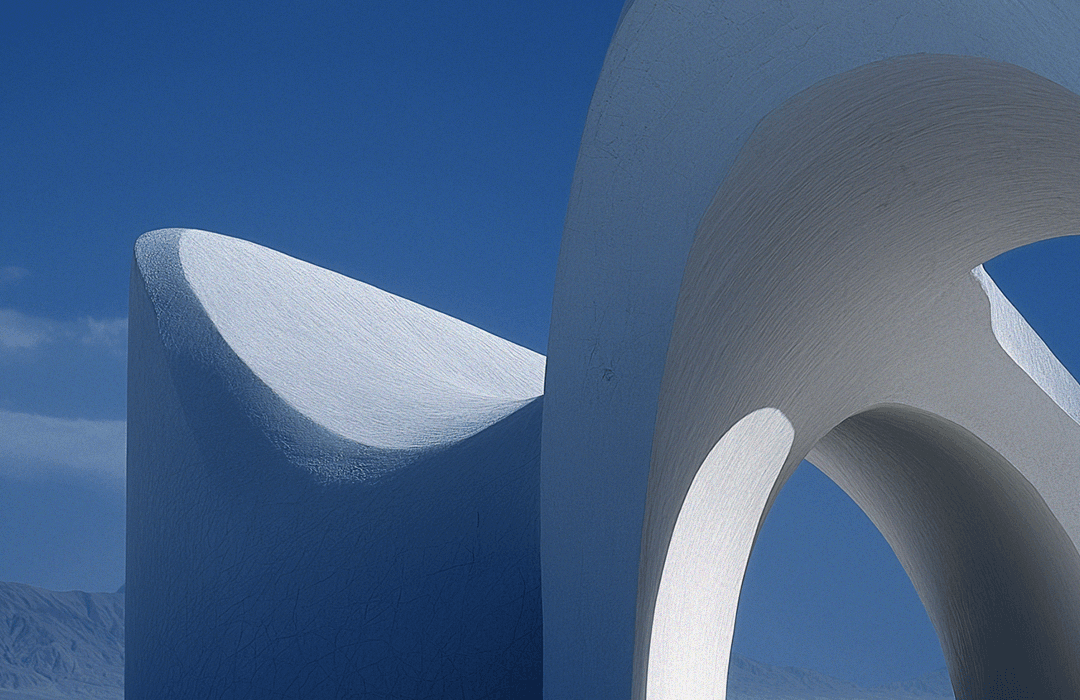 Estruturas arquitetônicas modernas em branco puro, com formas curvas e orgânicas, contra um céu azul intenso. A luz do sol cria sombras suaves, realçando a textura ligeiramente áspera das superfícies. À direita, um grande arco parcial domina a cena. Montanhas distantes, em tons de cinza e azul, são visíveis no horizonte.