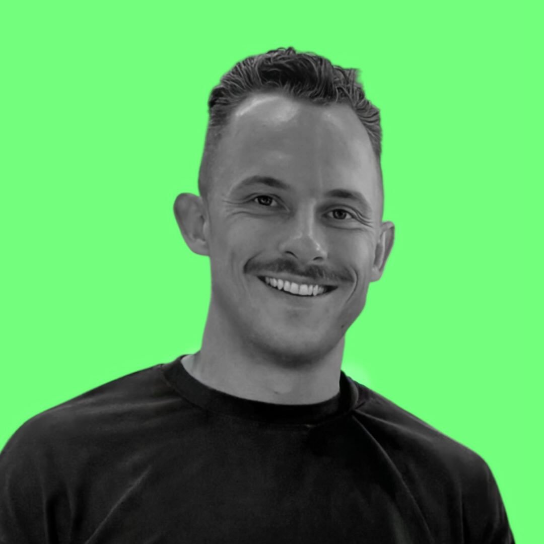 man in black crew neck shirt