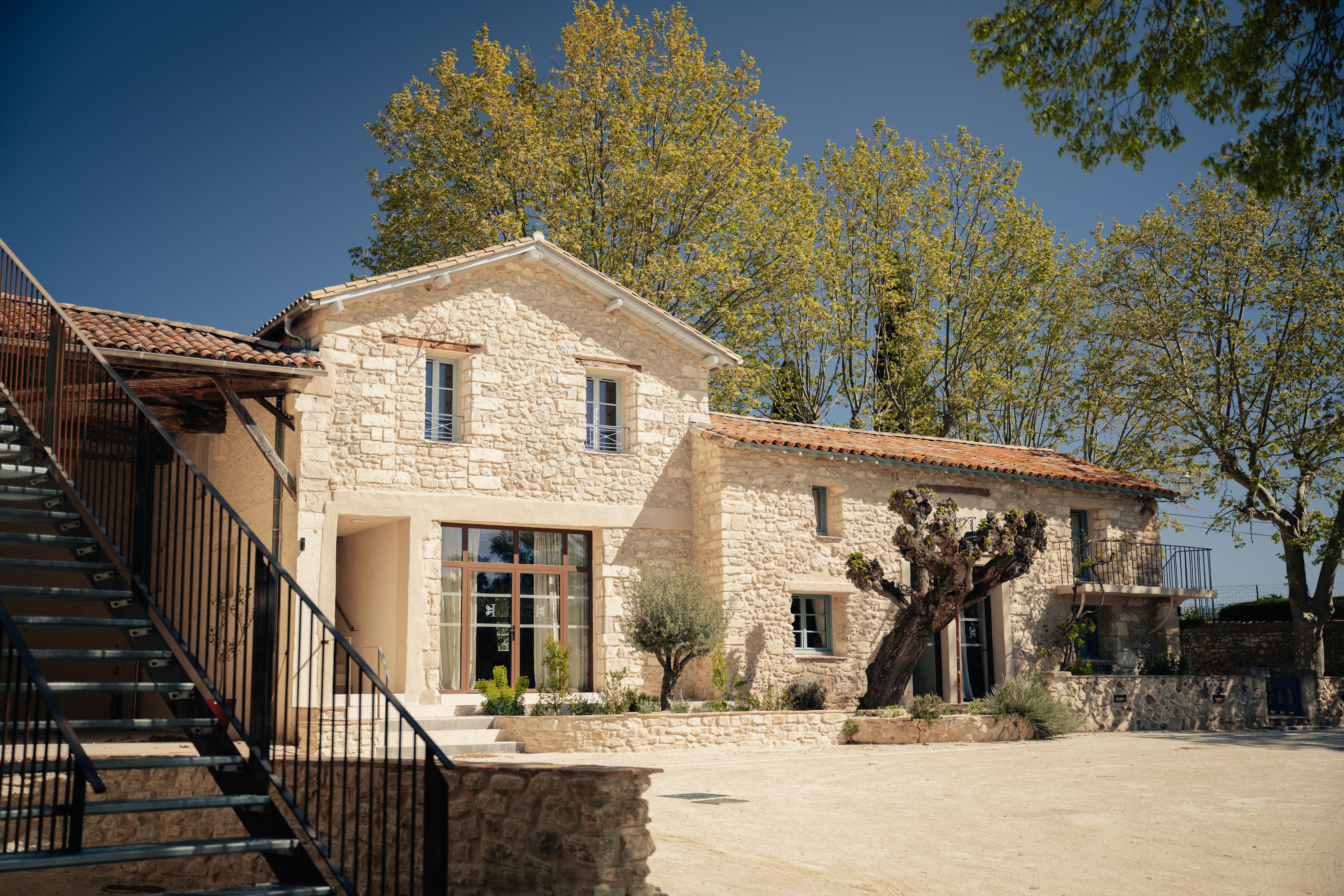 Rénovation complète de maison à Montpellier par Karbone Architectes. Projet de rénovation haut de gamme d'une maison ancienne alliant architecture contemporaine et préservation du patrimoine. Agence d'architecture spécialisée dans la rénovation de maisons, villas, bâtisses en pierre, mas, domaines viticoles et projets de réhabilitation dans l'Hérault.