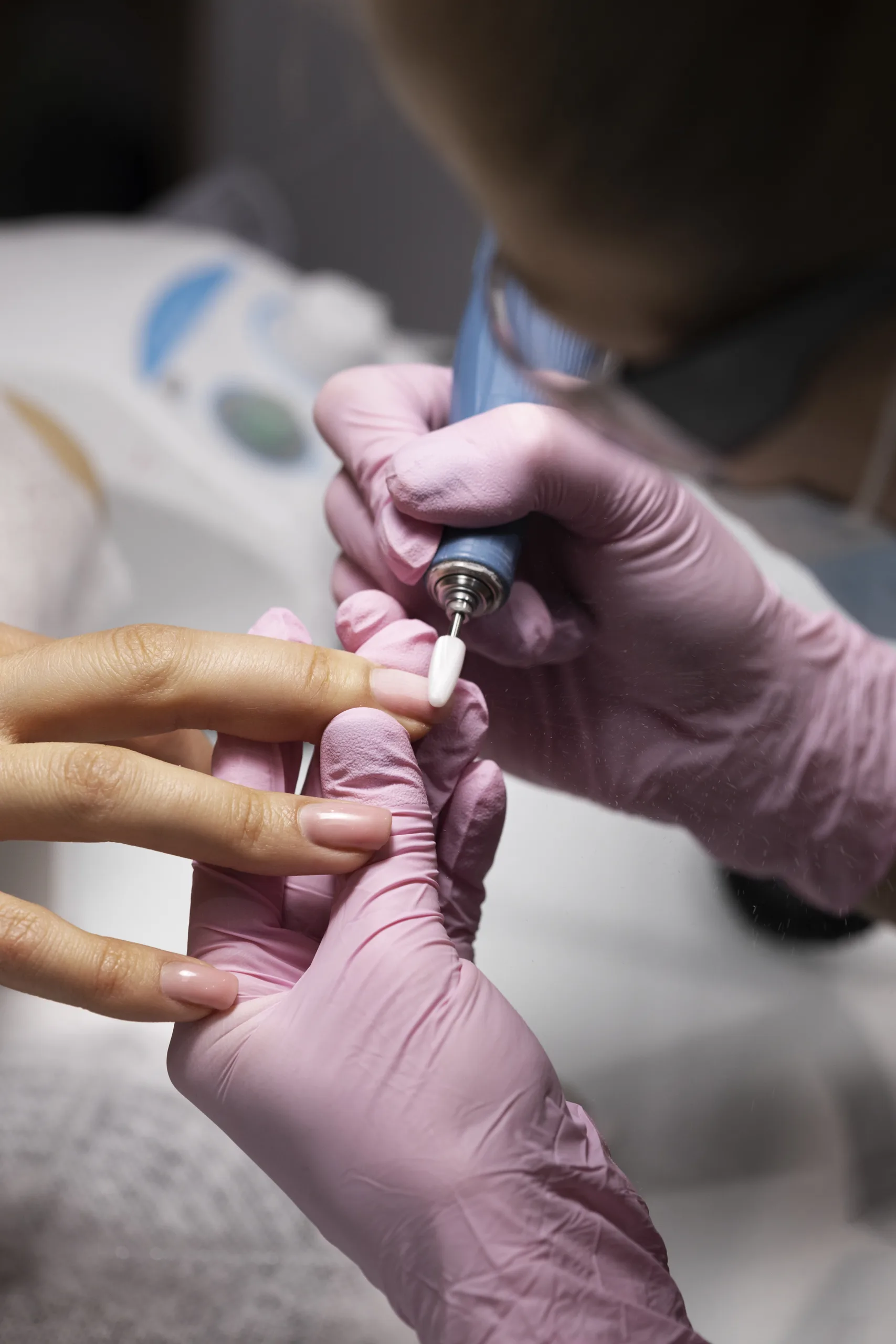 detalhe de aplicação de produto nas unhas