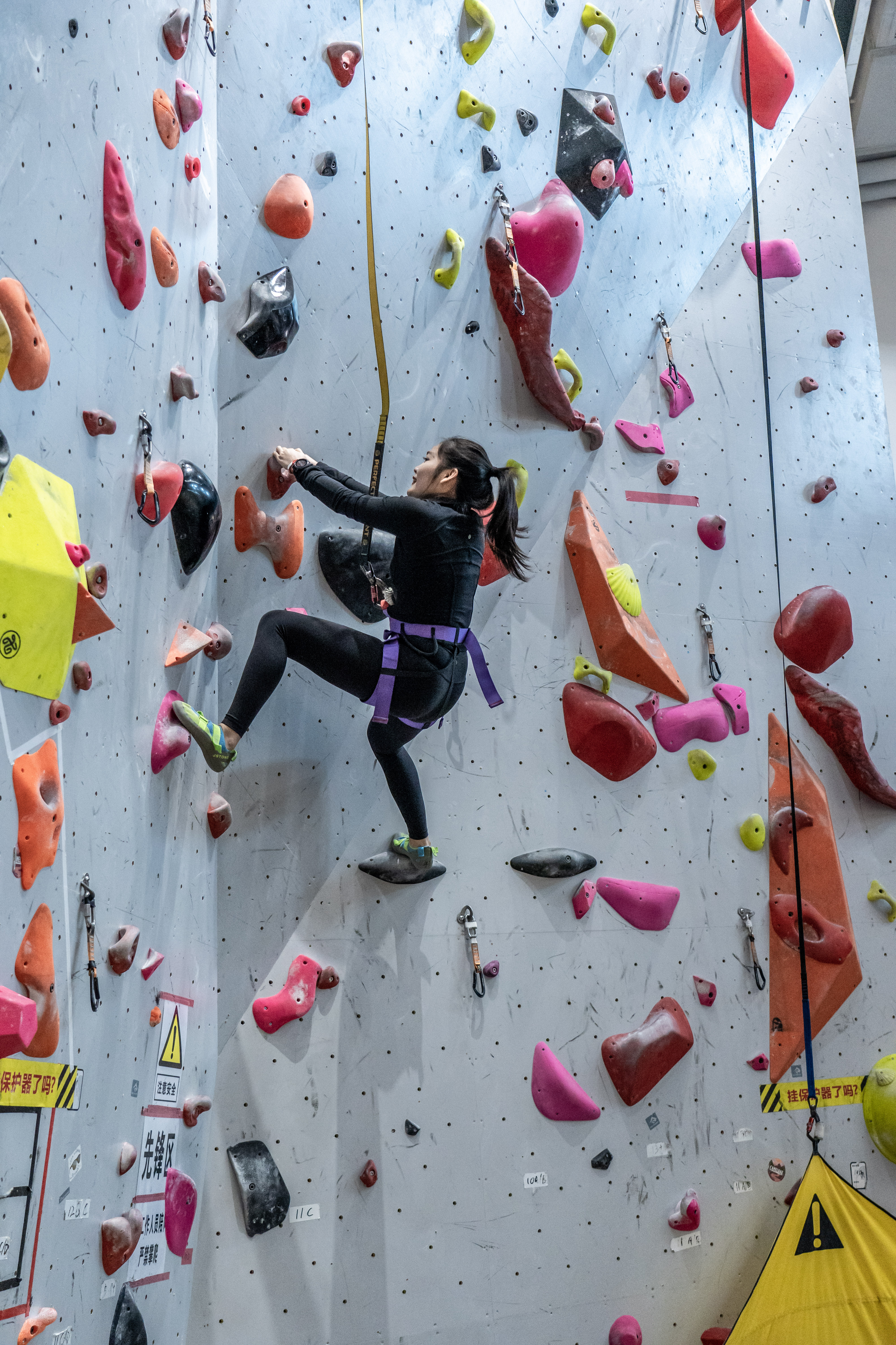 攀岩者在攀岩墙上