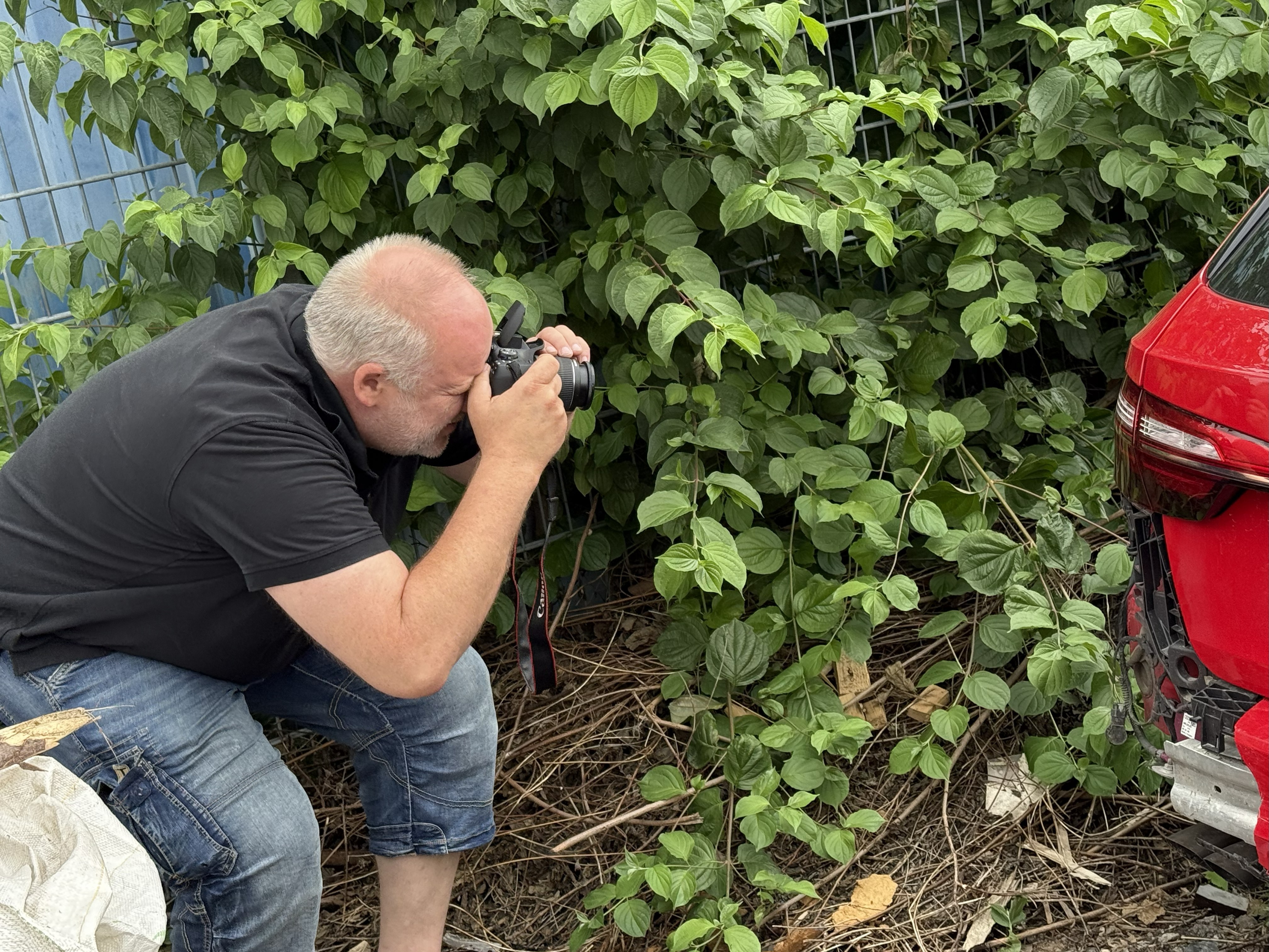 KFZ Gutachter bei der Schadensbegutachtung in Gera