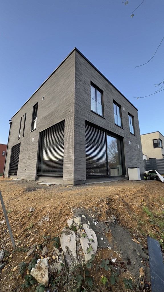 KW Glasbau Projekt Roma Raffstore