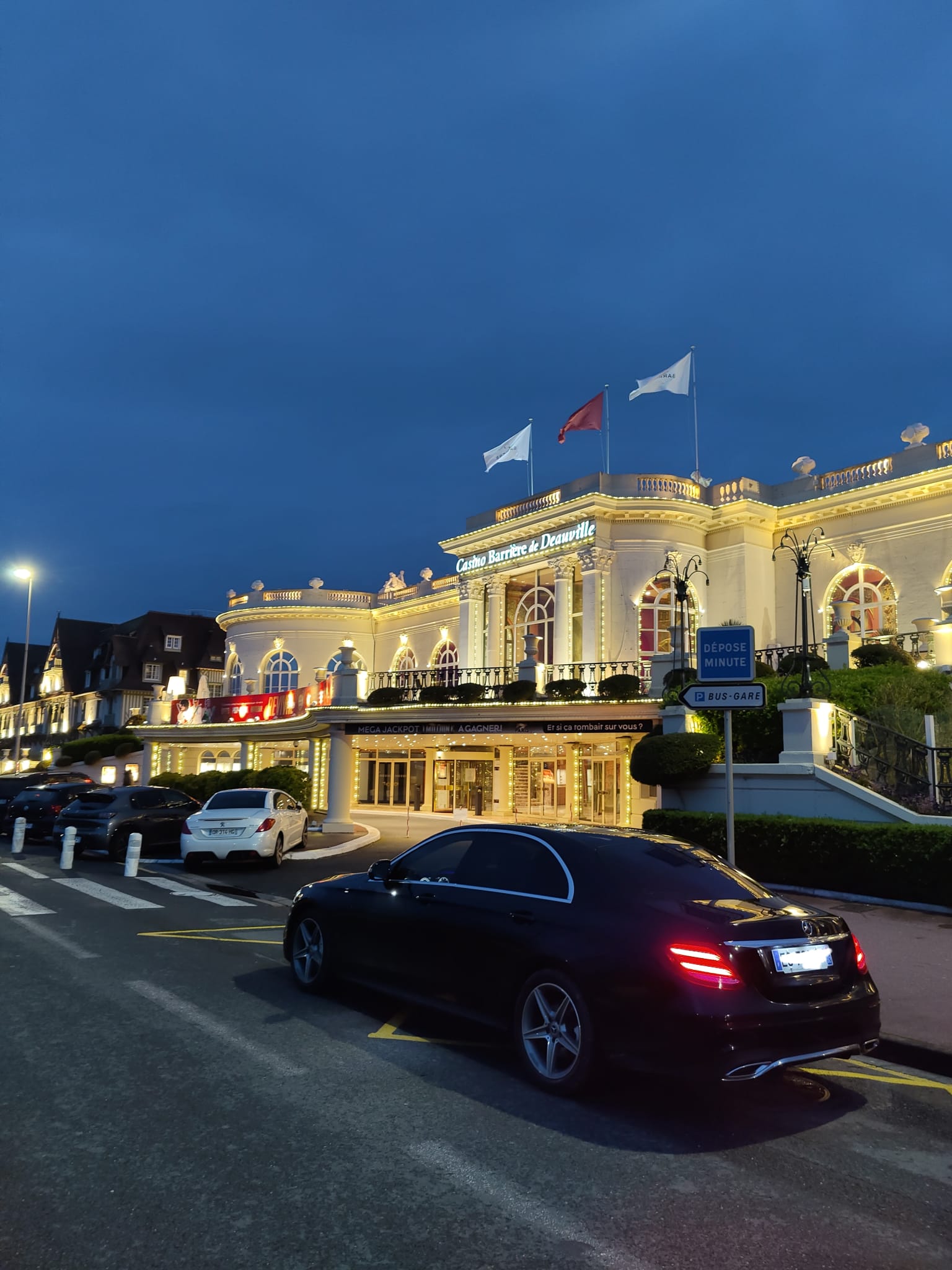 une voiture garée en face d'un monument