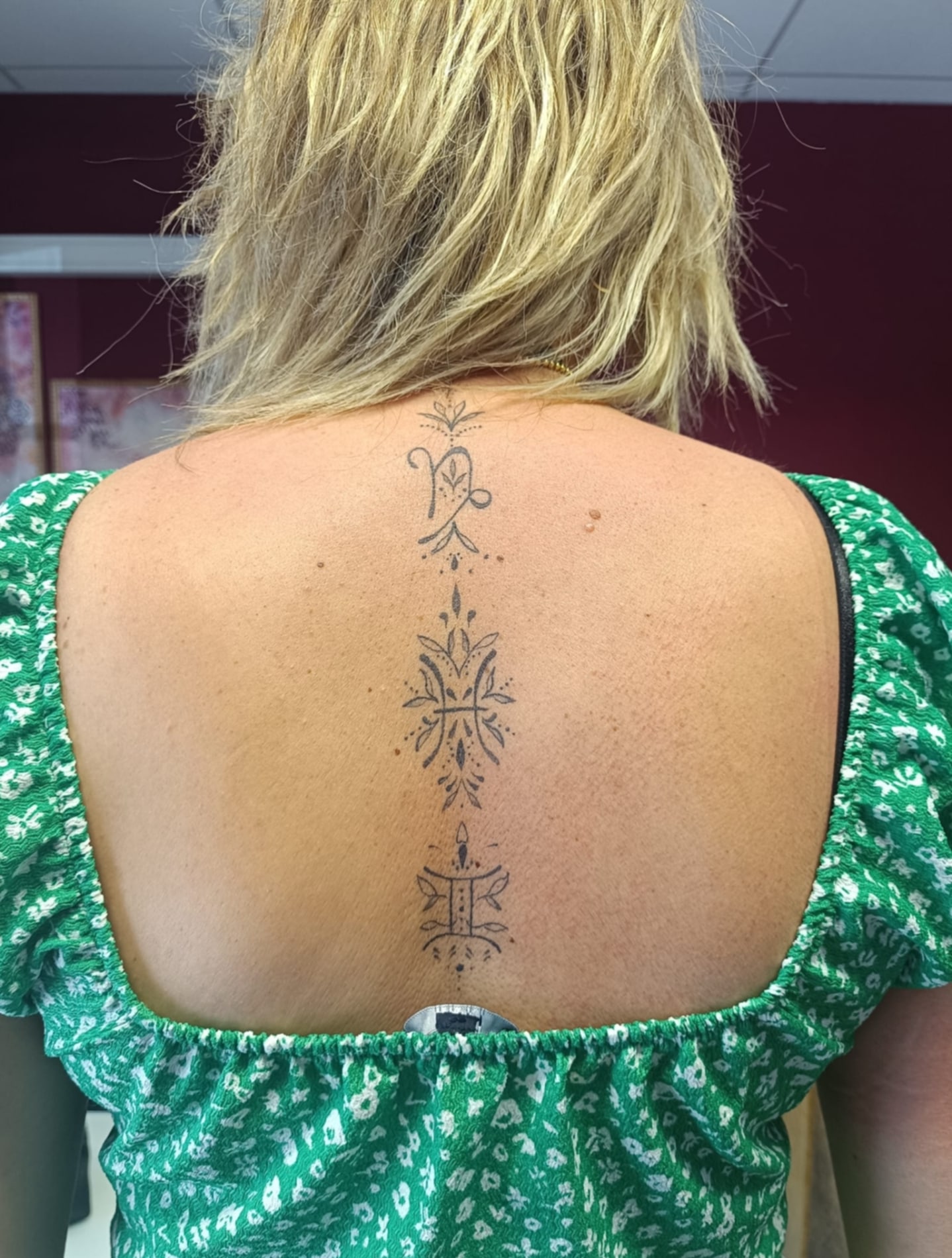 tatouage minimaliste végétal dos femme