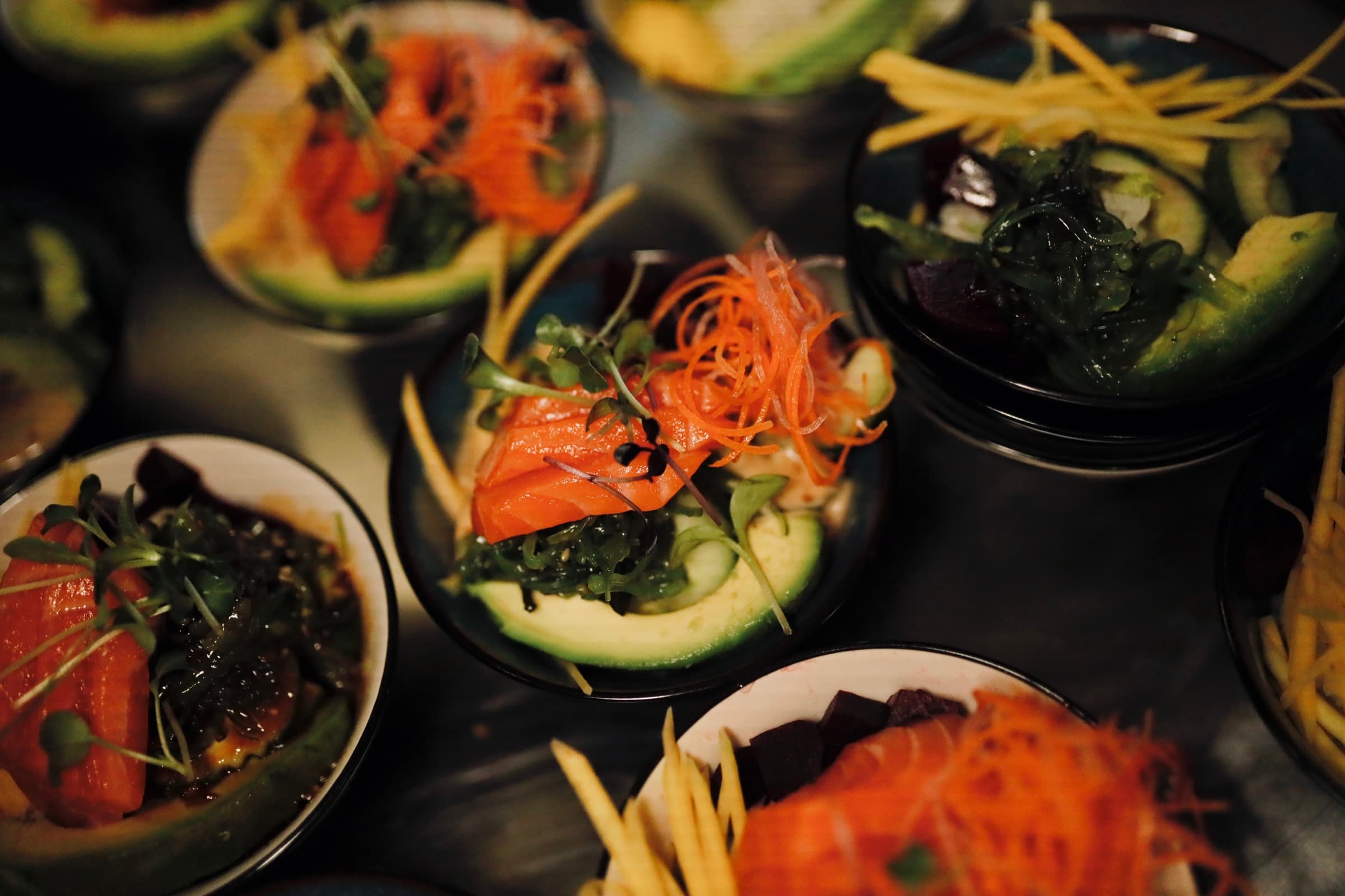 Köstliche Salatschalen mit Avocado, Lachs und Karotten. Gesundes Essen.