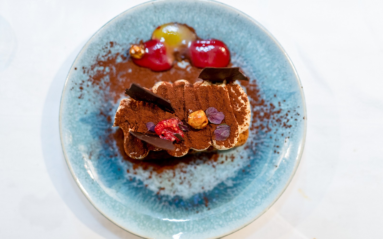 Desert Tiramisu koji se poslužuje tijekom večere na krstarenju brodom Le Diamant Bleu u Parizu.