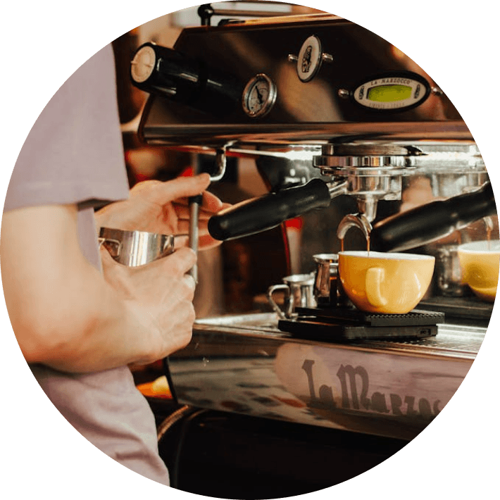 Persona usando una máquina de café expreso
