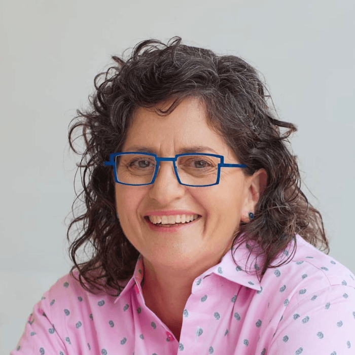 man wearing black shirt