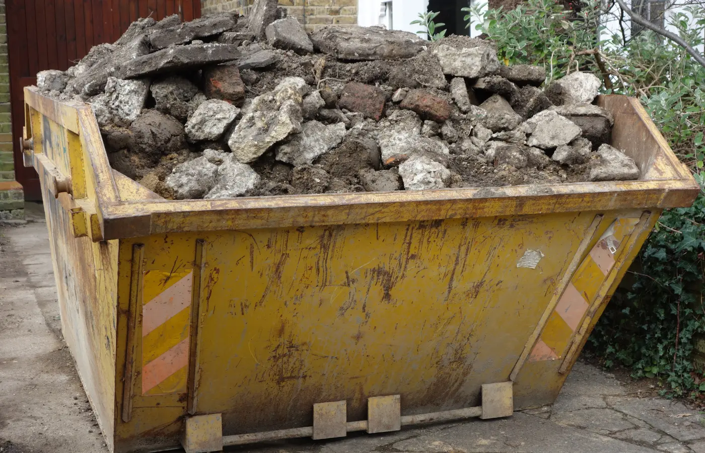 Benne remplie de gravats ressemblant à du bitume