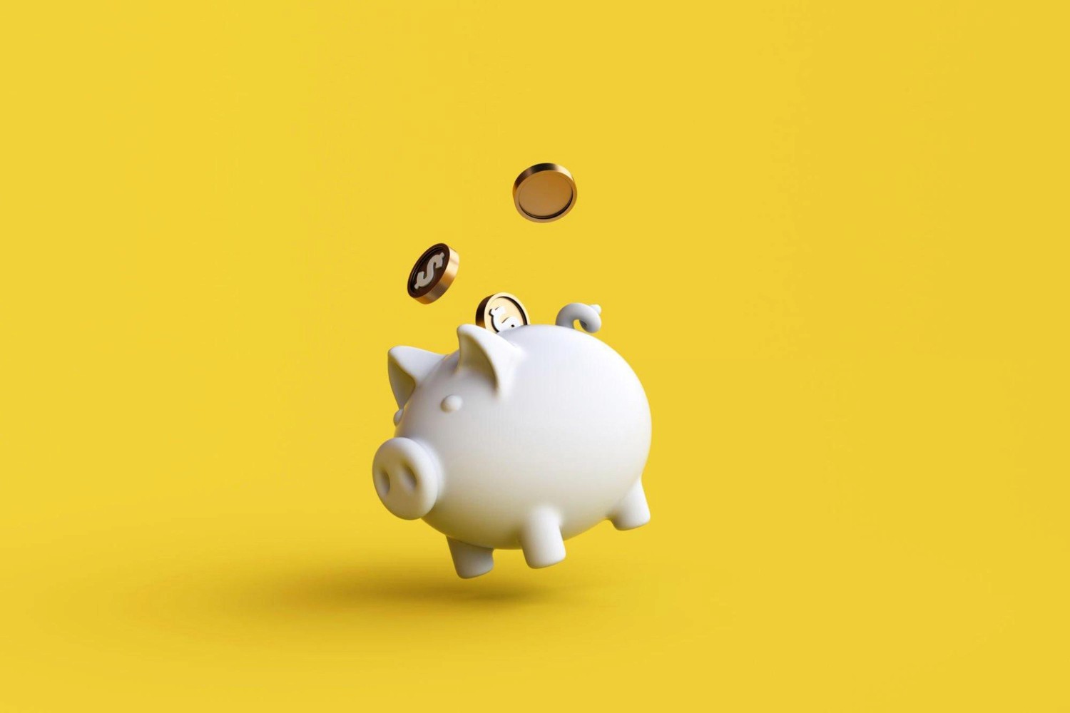 Mulher calculando valores na calculadora e anotando