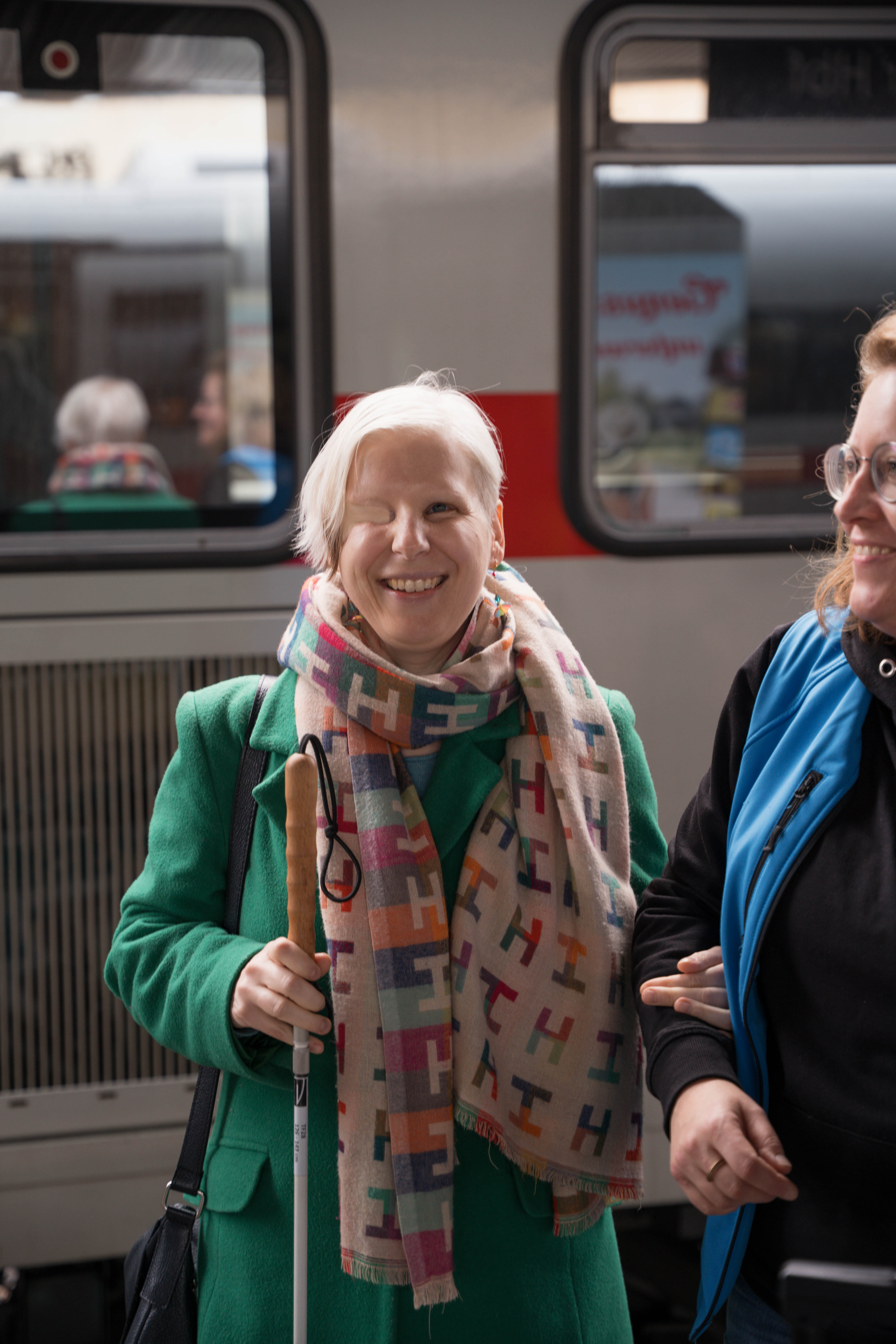 Bahnhofsläufer der Bahnhofsmission Hannover begleitet Person durch den Hauptbahnhof