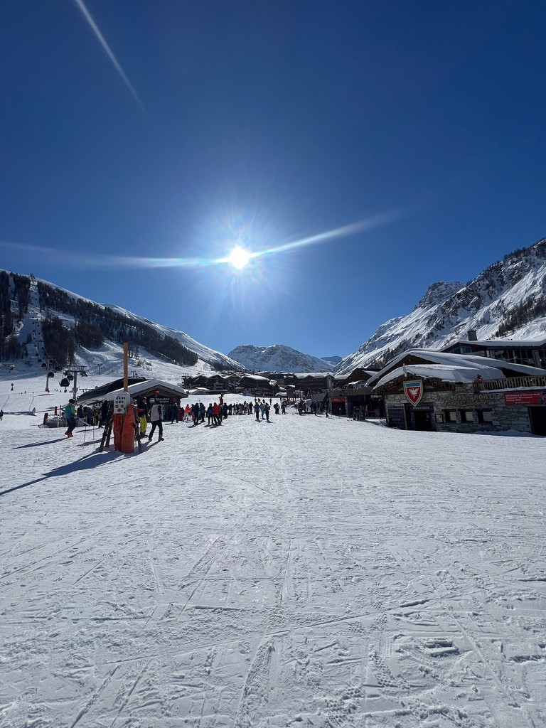 IQUW executives networking over après-ski drinks