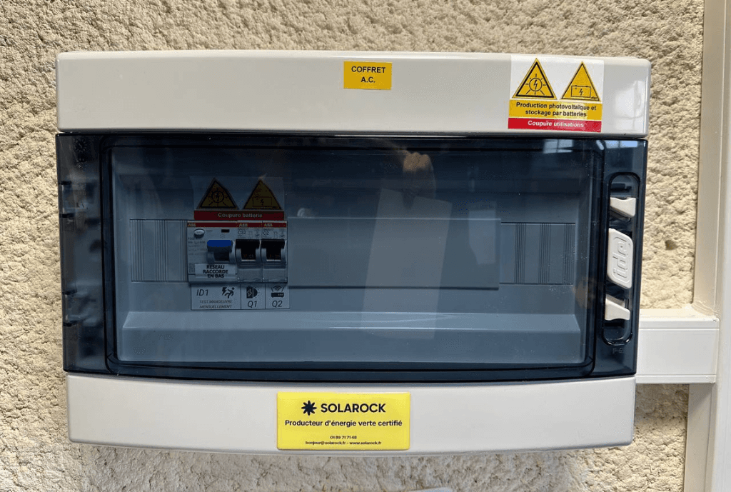 Photo d'un coffret électrique à Thennes en France équipée de panneaux photovoltaïques dont l'installation a été faite par Solarock.