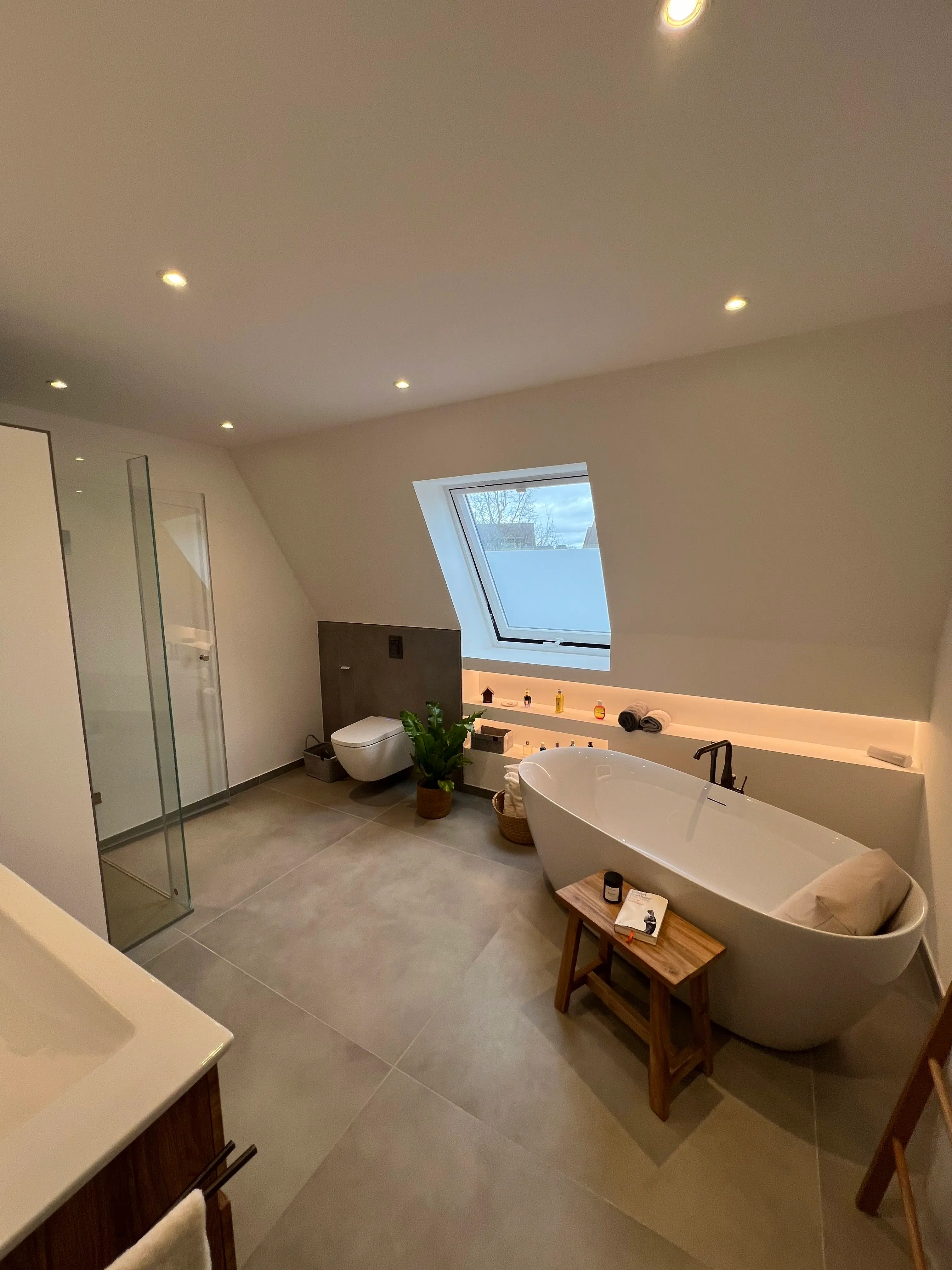 Modernes Badezimmer im Einfamilienhaus Klare Raumstruktur, natürliche Materialien und durchdachte Lichtführung