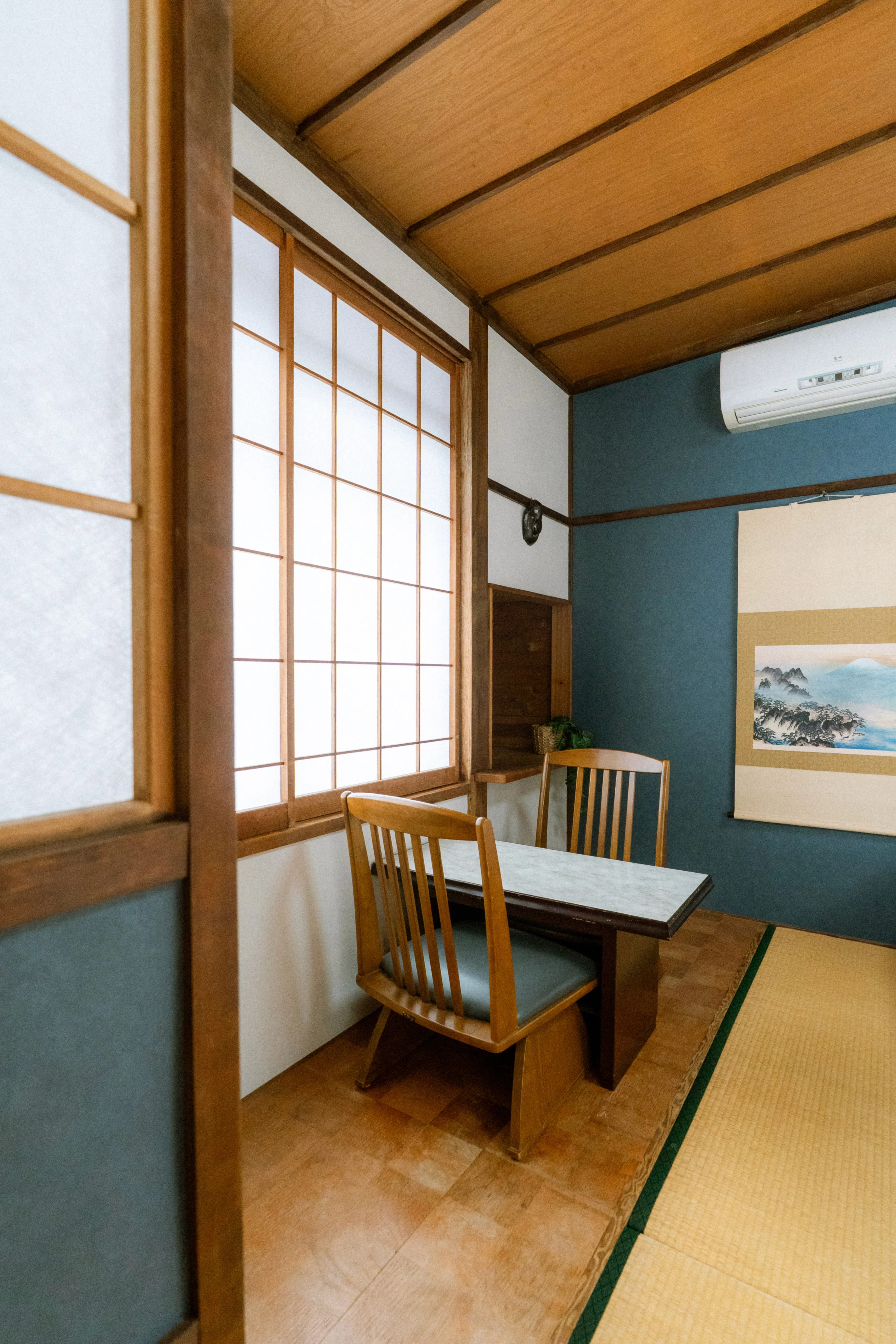 Deluxe King room interior at Sneaky Peaks, Hakuba