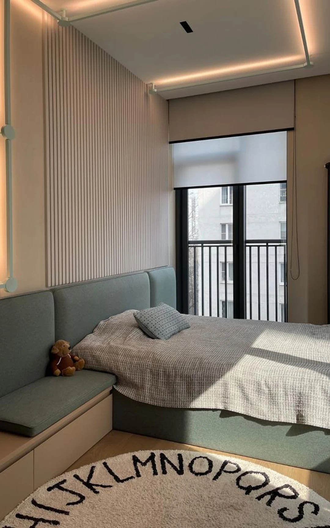 Détail — joint creux entre lambris et pierre.