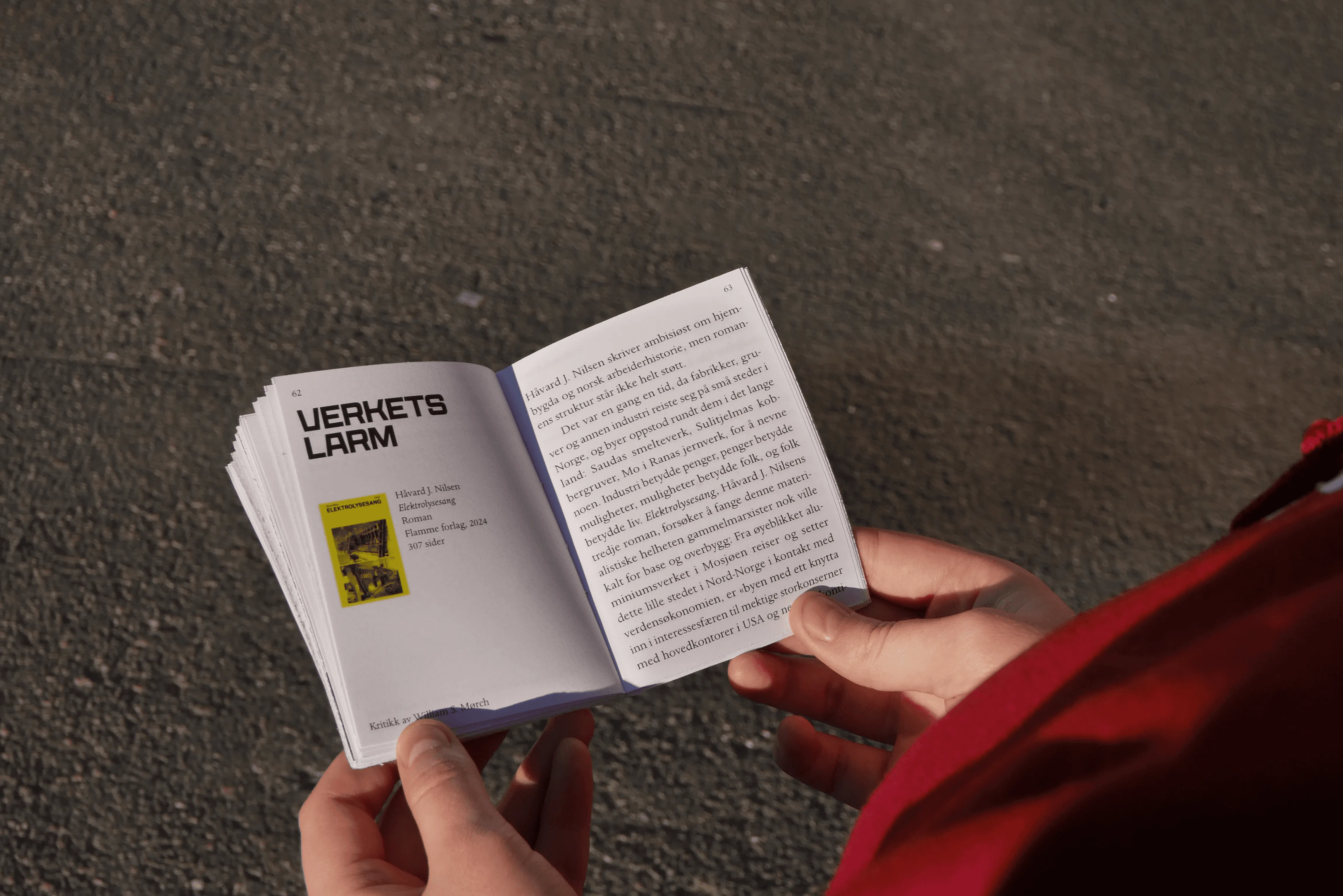 Lommeboka Litteraturtidsskrift holdt åpen med to hender