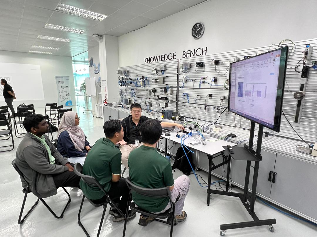 Festo training session on PLC programming and seamless connectivity for automated filling systems.