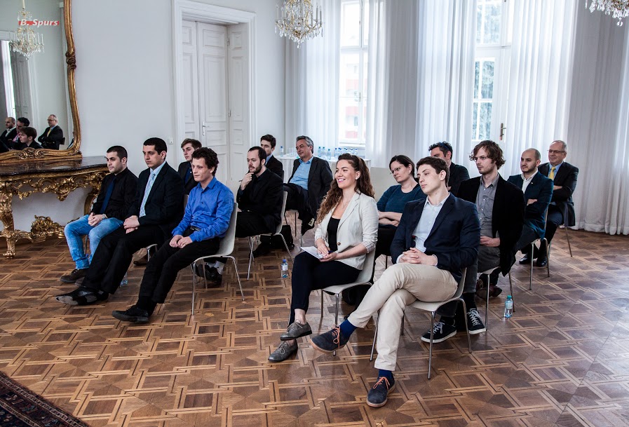 LBS students listening to DI Franz Viehböck DI Franz Viehböck, Chief Technology Officer at Berndorf AG 