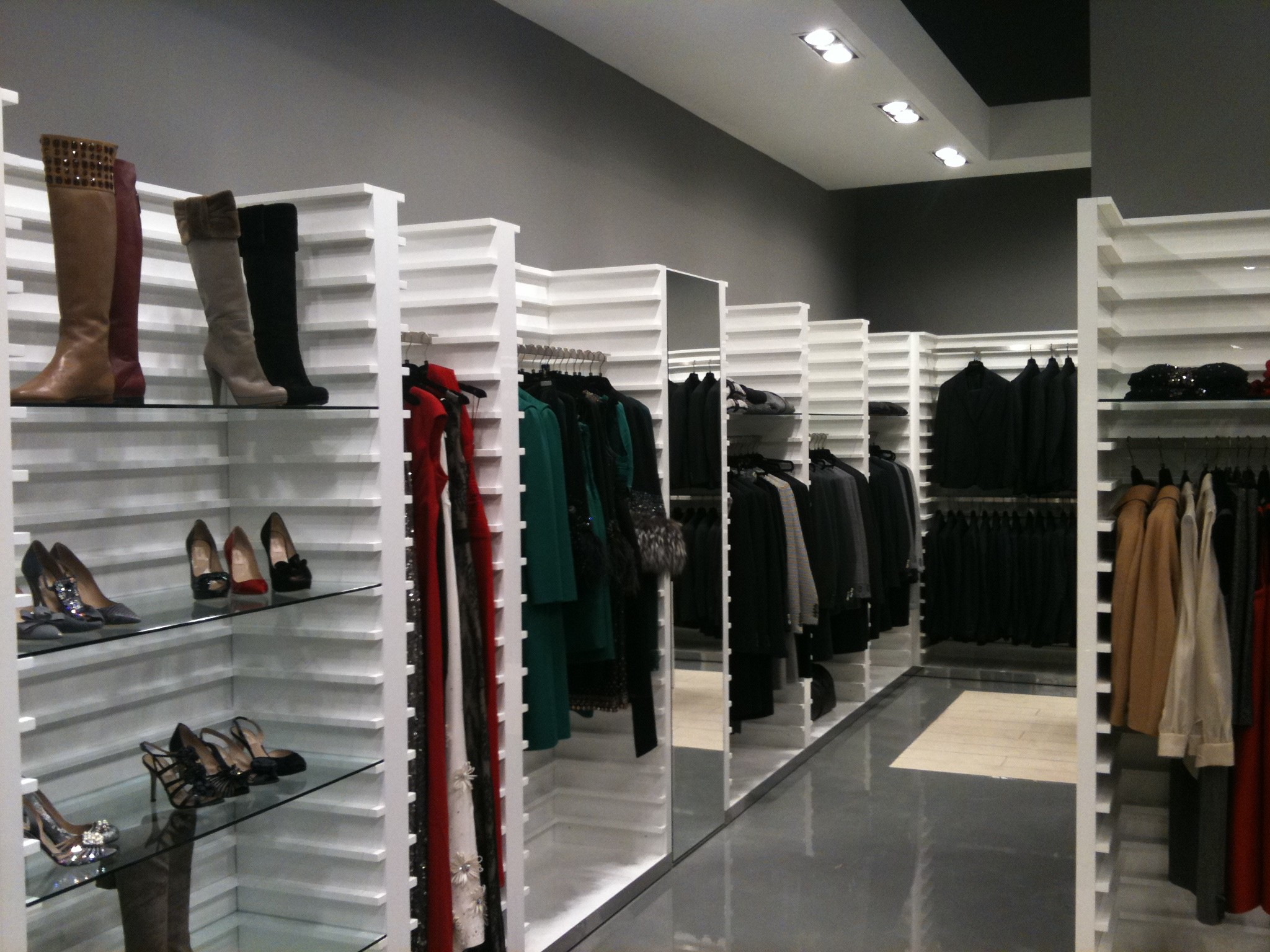 arredi negozio Valentino abbigliamento 