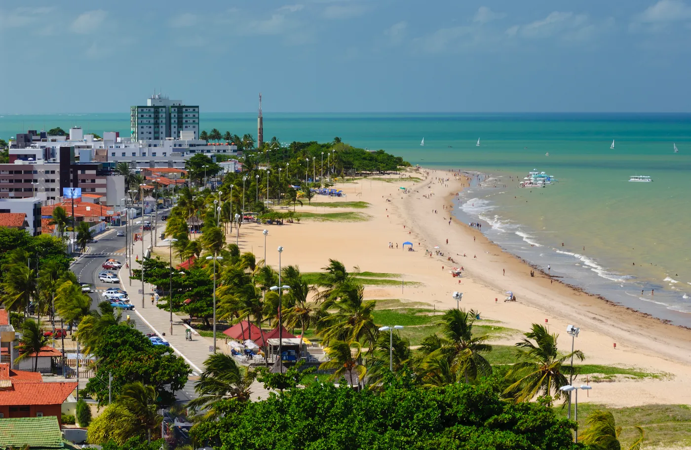 Praia tranquila em João Pessoa com mar azul e areia clara