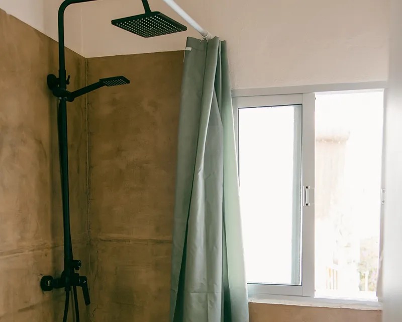 Moderne Regen-Dusche mit natürlichem Licht im Tarifa Surf House