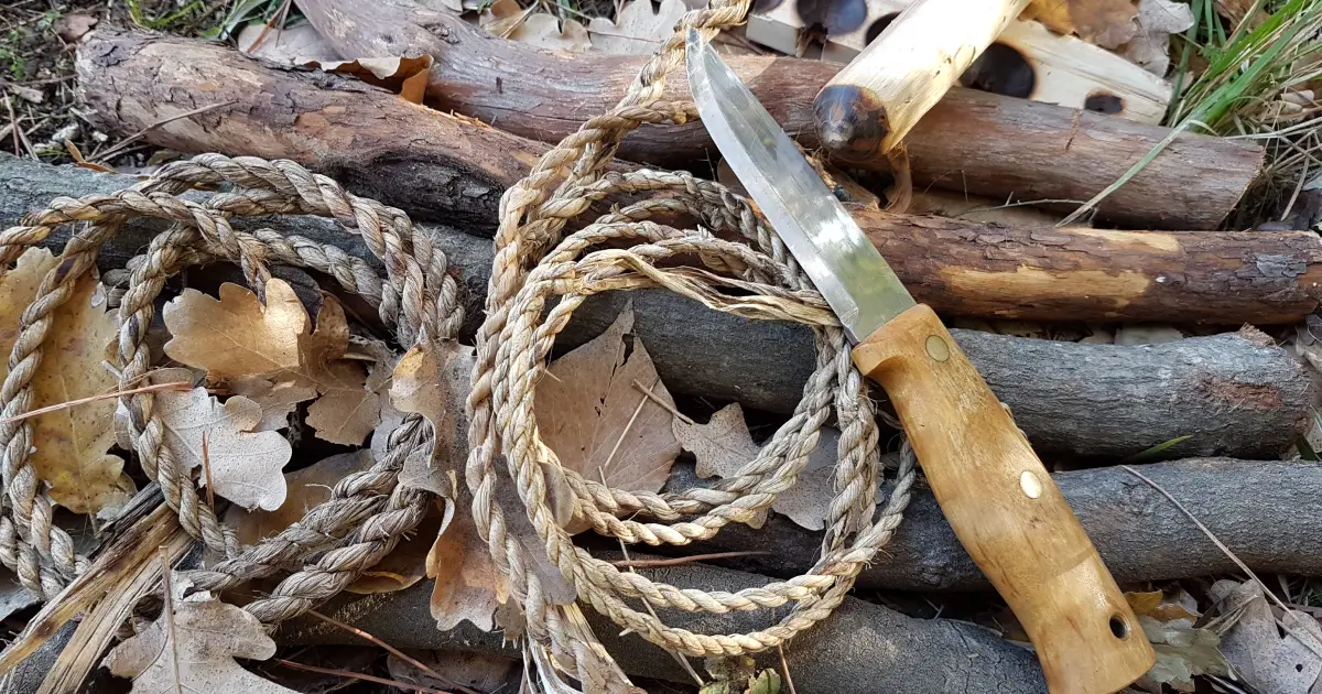 Coltello fibre intrecciate e accensione del fuoco primtivo ai corsi di soravvivenza bushcraft e indigeno primitivo